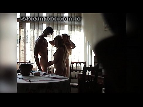 ❤️ Sexvänner bjuder in en gigantisk man och en trekant med honom ❤ Sexvideo at us