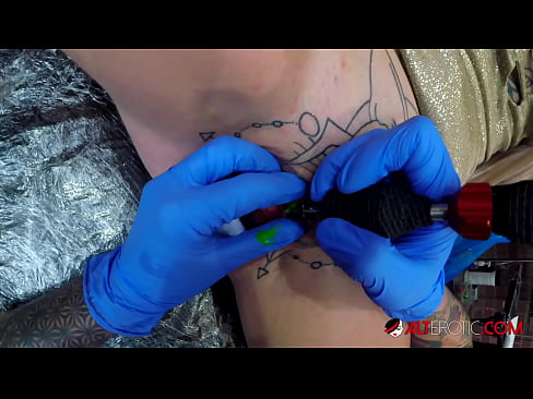 ❤️ Extremt tatuerade snyggingen Sully Savage fick en tatuering på sin klitoris ❤ Sexvideo at us