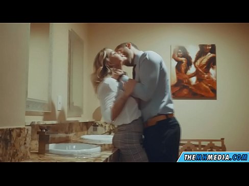 ❤️ När en bystig blondin förför dig på en offentlig toalett ❤ Sexvideo at us